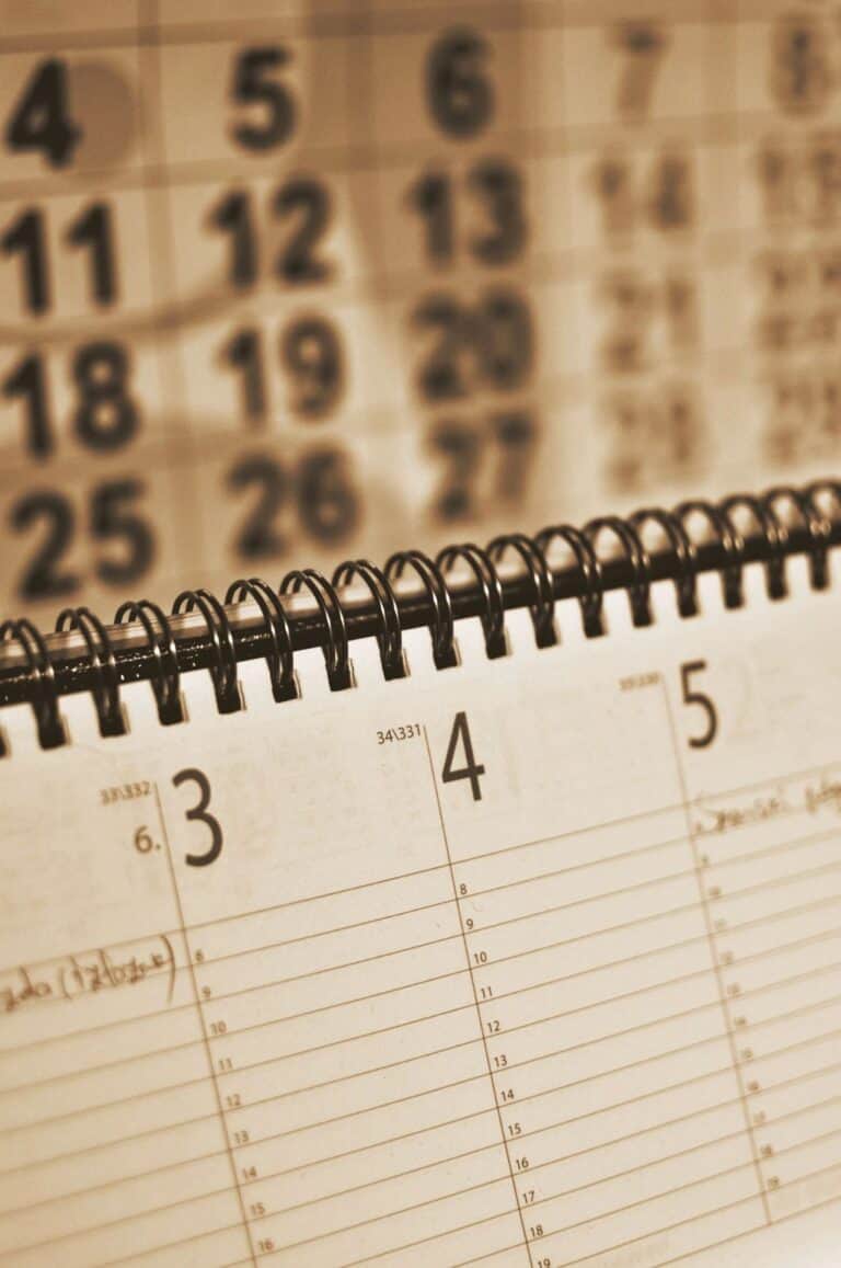 Alt Text: Kalender mit Datum und Spiralbindung, Businessorganisation, Planung.